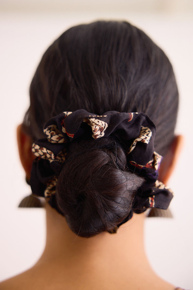 Scrunchy Printed Black Beige (9620481802539)